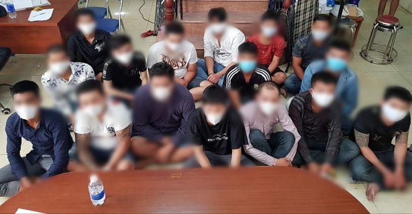 Cận cảnh hung khí nhóm 200 thanh niên áo cam đập phá quán nhậu ở Sài Gòn