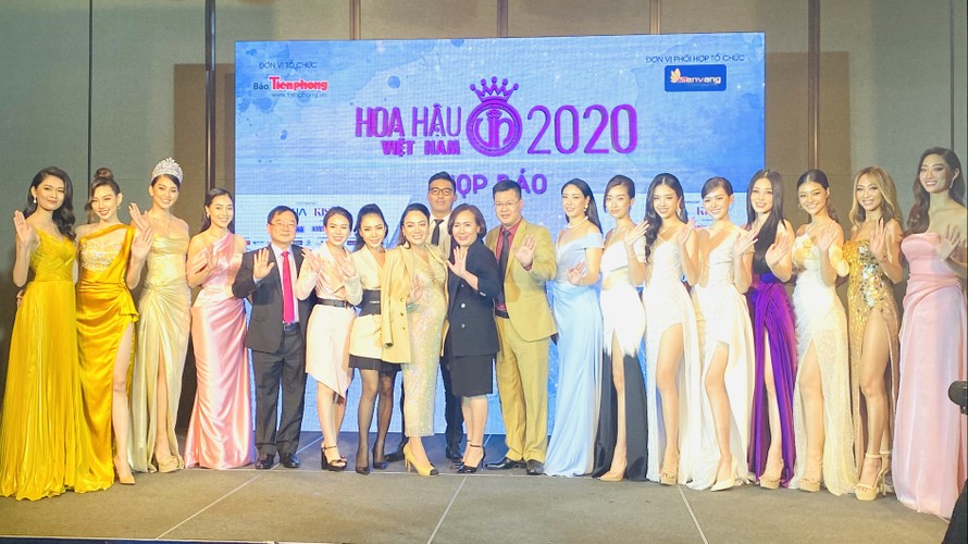 Dàn người đẹp dự họp báo Hoa hậu Việt Nam 2020 'thả tim' trên thảm đỏ