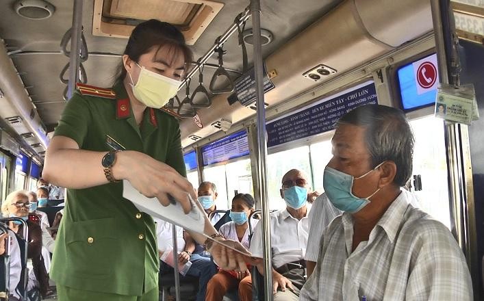 Công an huyện Bình Chánh đã tổ chức những chuyến xe buýt đưa đón người dân đi làm căn cước công dân có gắn chíp điện tử.