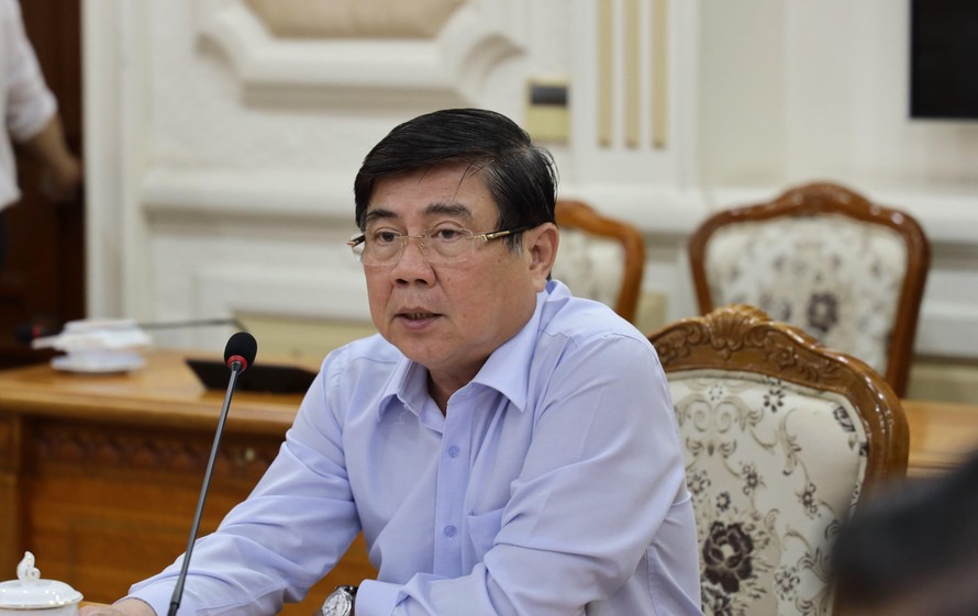 Chủ tịch UBND TPHCM Nguyễn Thành Phong chủ trì cuộc họp phòng chống dịch bệnh COVID-19. Ảnh TTBC