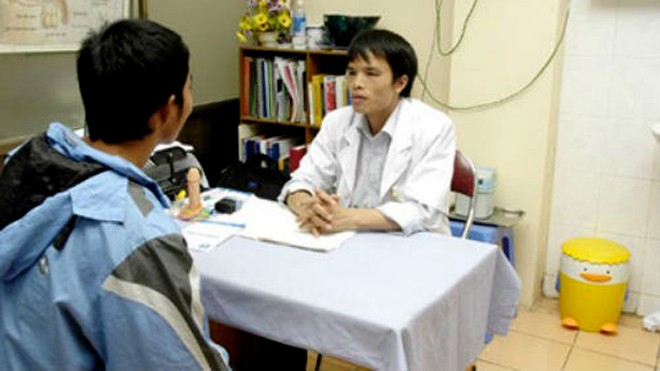 Bác sĩ Nguyễn Bá Hưng đang khám bệnh cho bệnh nhân