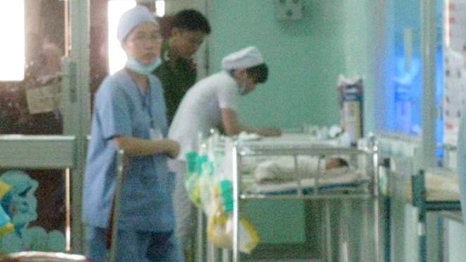 Các y bác sĩ bệnh viện Hùng Vương đang chăm sóc em bé