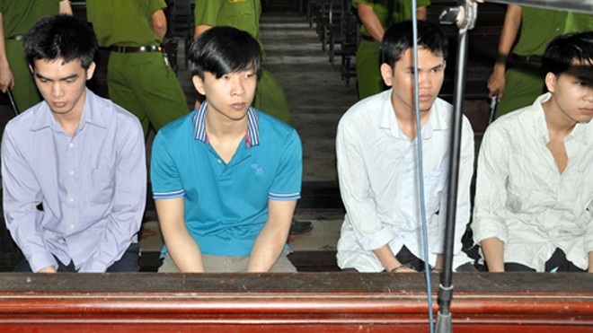 Trúc (ngoài cùng bên trái) cùng 3 đồng phạm kháng cáo xin giảm nhẹ hình phạt. Ảnh: Quốc Thắng
