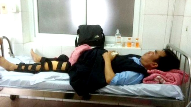 Ông Tiết Minh Hồng điều trị tại bệnh viện sau khi bị 2 kẻ lạ mặt tấn công