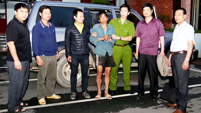 Tổ công tác đã dẫn giải đối tượng Chè Văn Sung (áo xanh đứng giữa) từ Lai Châu về Sơn La. 