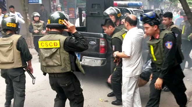 Lực lượng CSCĐ khống chế, đưa "trùm" ma túy đất Cảng Phạm Văn Tự ra khỏi nhà