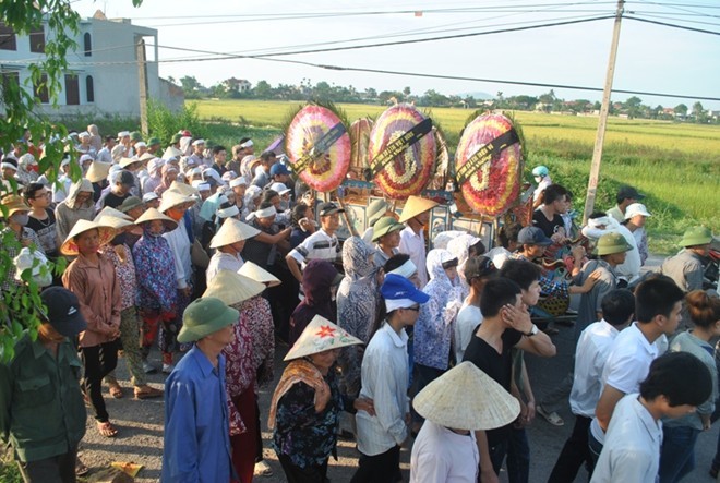 Rất đông họ hàng, làng xóm, bạn bè tới dự đám tang vợ chồng ông Lê Sĩ Thưởng (49 tuổi) và bà Lê Thị Loan (46 tuổi)