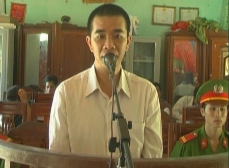 Vì tham của trên đường đi thăm người yêu, Tuấn bị lãnh án 12 tháng tù.