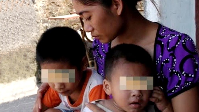Nguyễn Thị Hiền (vợ Hải) và 2 đứa con thơ