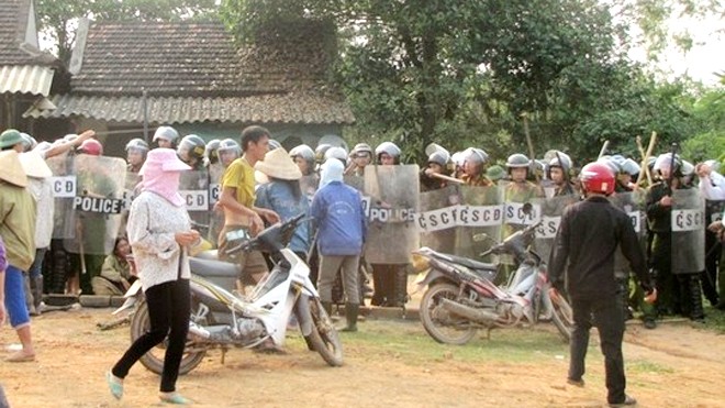 Nhiều người quá khích ở xã Bắc Sơn tấn công lực lượng công an vào ngày 10/4/2014