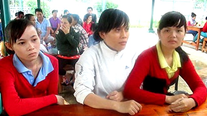 Các công nhân Công ty Việt Nam Mộc Bài bức xúc vì bị chiếm đoạt tiền lương tháng 5/2014