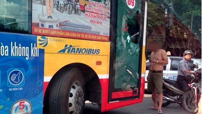 Sau khi đập vỡ cửa kính, người đàn ông chặn đầu xe buýt không cho lưu thông