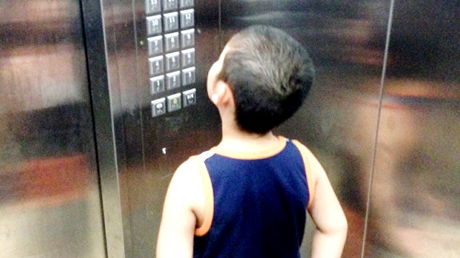 Nhiều người dân cho trẻ con sử dụng thang máy mà không quan tâm tới vấn đề an toàn 