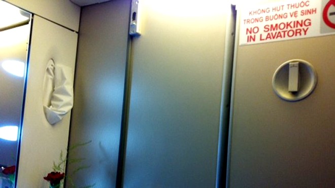 Dù có biển cấm hút thuốc trong toilet trên máy bay Vietnam Airlines song hành khách Shin Kwang Yeul vẫn vi phạm