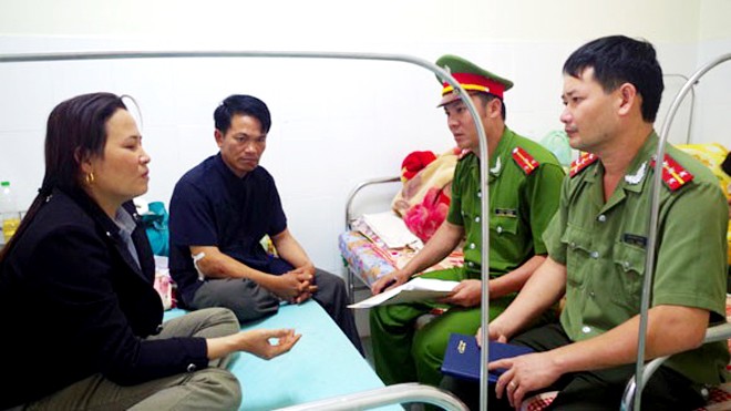 Vợ chồng anh Hồng đang nằm điều trị tại bệnh viện đa khoa huyện Tuy Đức