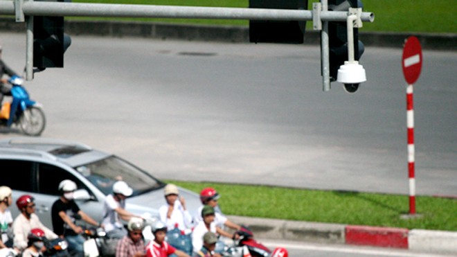 Hệ thống camera quan sát trên đường Phạm Hùng được sử dụng với mục đích phát hiện những điểm nóng ùn tắc và sự cố giao thông. Ảnh: Bá Đô