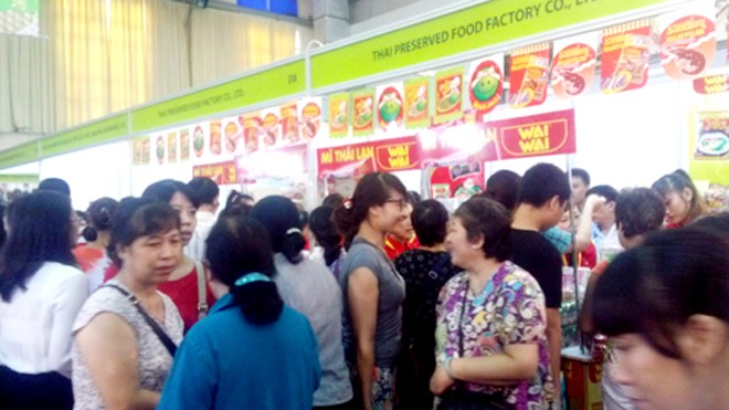 Nhiều người tiêu dùng Việt có thiện cảm với hàng hóa Thái Lan. Ảnh: Huyền Thư