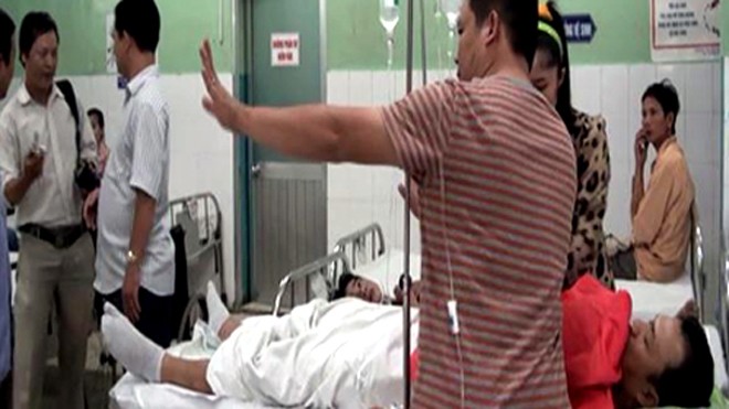 Thượng úy Phú được cấp cứu tại bệnh viện đa khoa Đồng Nai tối hôm xảy ra sự việc. Ảnh: Thái Ngọc