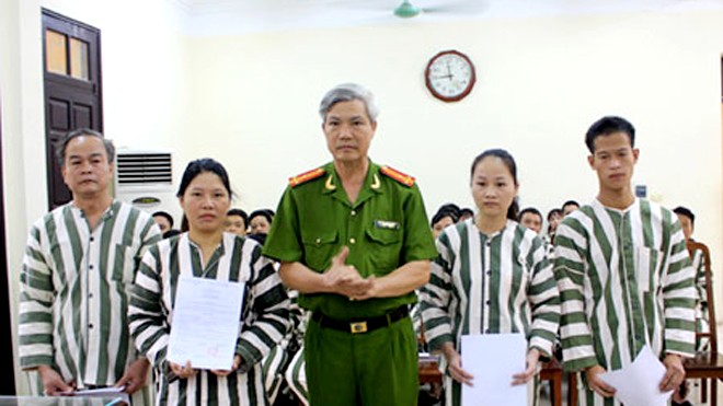 Thượng tá Nguyễn Trọng Thanh, Phó trưởng phòng PC 81, Công an TP Hà Nội trao quyết định giảm án cho các phạm nhân