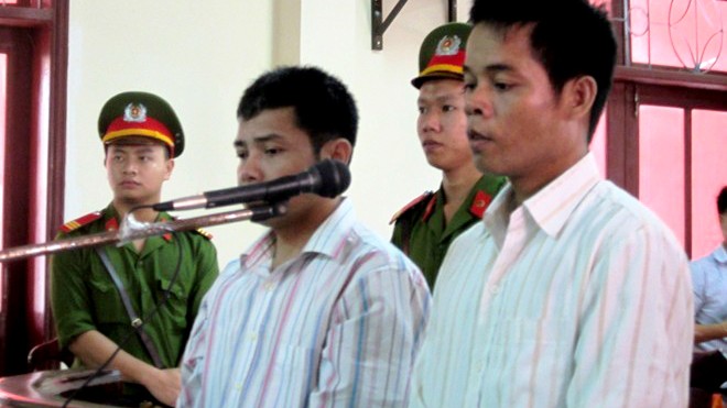 Hồ Văn Thành và Hồ Văn Công tại phiên tòa sơ thẩm ngày 30/5. Ảnh: Văn Được
