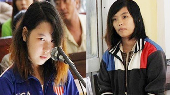 Bị cáo Phan Thị Kim Xuyến (trái) và hung thủ Lê Thị Mỹ Duyên tại phiên tòa sơ thẩm