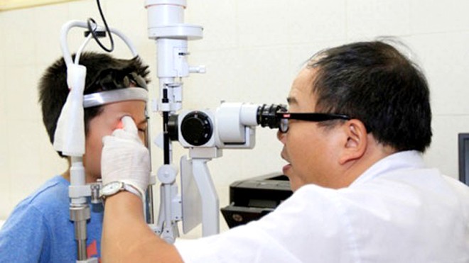 BV Mắt T.Ư có rất đông bệnh nhân đau mắt đỏ là học sinh đến khám. Ảnh: Hải Nguyễn