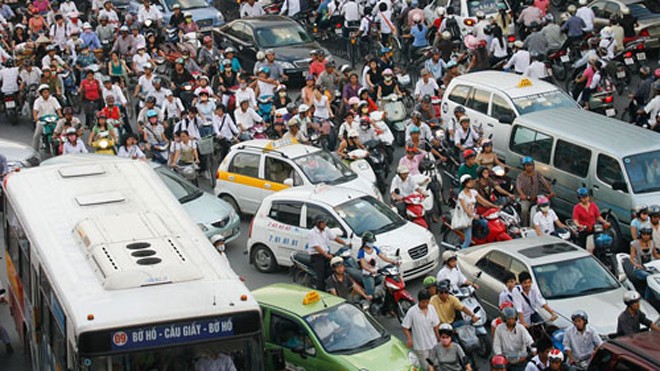 Theo Công an Hà Nội, tổng số phương tiện ở thành phố là 5,2 triệu gồm 4,8 triệu xe máy và hơn 400.000 ôtô. Ảnh: Giang Huy.