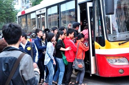 Sắp tới, người đi xe buýt tại Hà Nội sẽ được dùng vé tháng điện tử. Ảnh minh họa