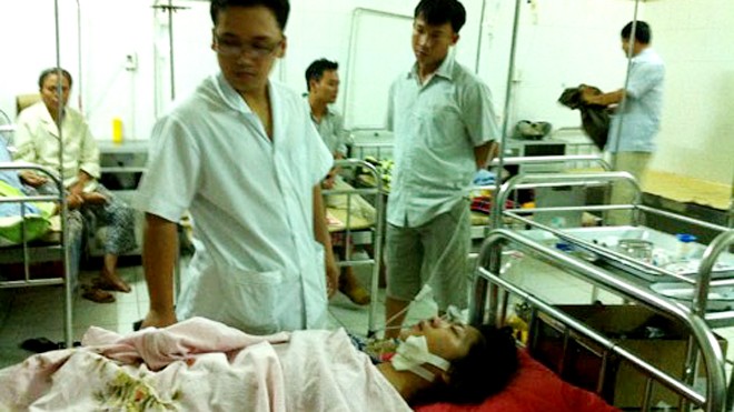 Em Nguyễn Thị Bảo Ngọc đang được bác sĩ theo dõi tình trạng sức khoẻ