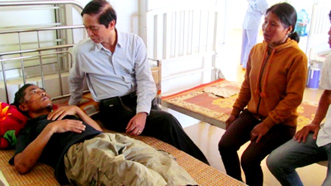 Đại diện Vườn quốc gia Bạch Mã đến thăm hỏi, động viên các nạn nhân đang điều trị tại bệnh viện. Ảnh. Thảo Nguyên