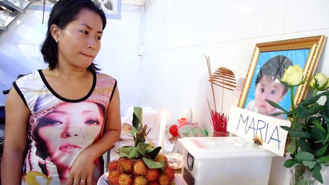 Chị Trần Thị Vân bên bàn thờ con gái 8 tháng tuổi vừa tử vong