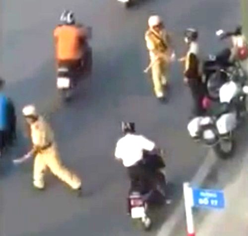 Hình ảnh cắt từ clip ghi lại thời điểm 4 CSGT đội Hàng Xanh xử lý người vi phạm tại góc đường Kha Vạn Cân- Phạm Văn Đồng