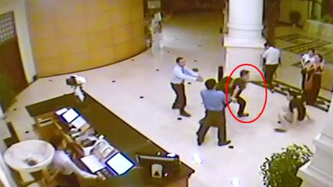Theo hình ảnh ghi lại từ camera của khách sạn, người đàn ông mặc quần bò, áo phông đen tỏ ra hung hăng trong vụ hỗn chiến