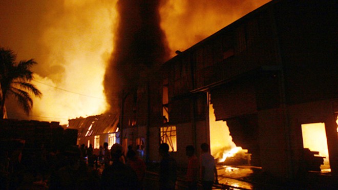 Biển lửa ở khu công nghiệp Quang Minh (Mê Linh, Hà Nội) vào tối 18/10, khiến 13.000m2 kho xưởng bị thiêu rụi. Ảnh: Bá Đô