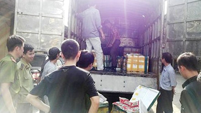 Cơ quan chức năng phát hiện bắt giữ gần 4 tấn thực phẩm gồm sụn chân gà, cá trình, ba ba được tuồn từ Trung Quốc về Hà Nội tiêu thụ