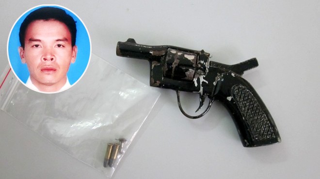 Bị can Đỗ Xuân Mạnh và khẩu súng rulô Mạnh dùng để bắn Thuận