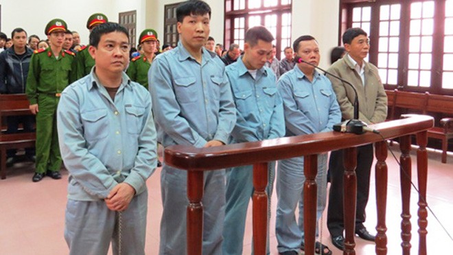 5 bị cáo tại phiên xử. Ảnh: Giang Chinh