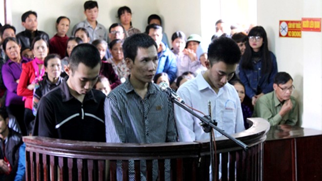 Các bị cáo Đỗ Thành Lâm (áo trắng), Nguyễn Văn Long (giữa) và Cao Hoàng Long tại phiên xử sơ thẩm. Ảnh: Lê Hoàng