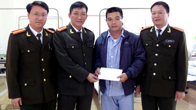 Lãnh đạo công an tỉnh thăm hỏi động viên Thượng úy Đinh Quang Huy tại Bệnh viện 198, Bộ Công an