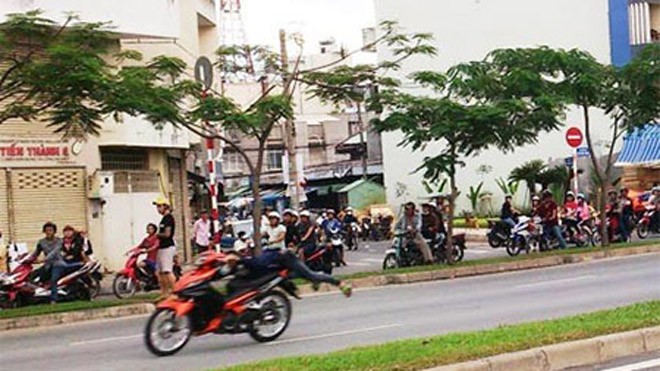 Các nhóm “quái xế” quậy phá trên đại lộ Võ Văn Kiệt