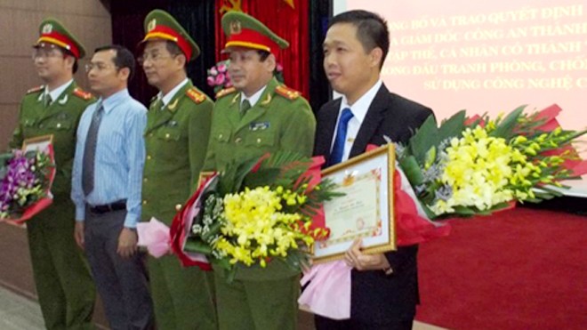 Anh Nguyễn Đức Hiếu (ngoài cùng bên phải) nhận giấy khen của GĐ Công an TP Hà Nội ngày 20/11