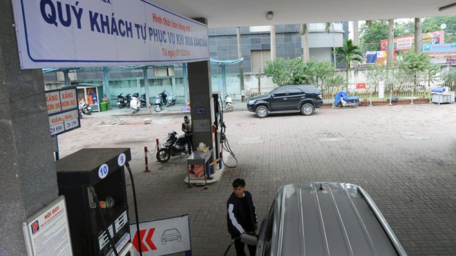 Bắt đầu từ ngày 1/12, Petrolimex Hà Nội cho chạy thí điểm ở hai cửa hàng xăng trên địa bàn thủ đô việc các tài xế tự đổ xăng hoặc dầu cho phương tiện của mình. Việc thí điểm "khách hàng tự phục vụ khi mua xăng dầu" của công ty xăng dầu khu vực I (Petroli