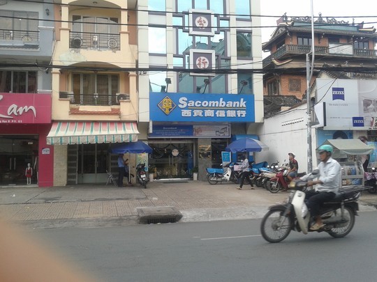 Ngân hàng Sacombank, số 382 Trần Hưng Đạo, phường 11, quận 5, TP HCM, nơi nữ kế toán Công ty A.P cho rằng bị “mất trộm” tiển tỉ vào trưa 9/12