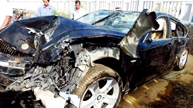 Chiếc ô tô BMW do CSGT Tuân điều khiển bị hư hỏng nặng. Ảnh: VTC News
