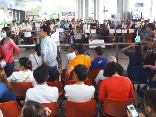 Hàng trăm người mòn mỏi chờ đón khách, người thân tại sân bay Tân Sơn Nhất lúc xảy ra sự cố mất điện vào trưa 20.11 - Ảnh: Mai Vọng