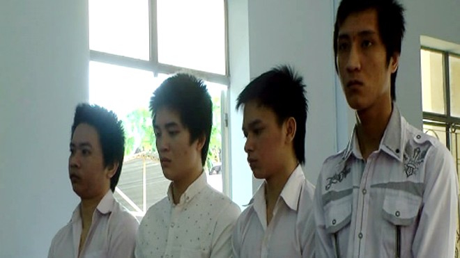 Bốn bị cáo Thắng, Vương, Đức Thành (từ trái qua phải) bị phạt tù về tội hiếp dâm, không tố giác tội phạm