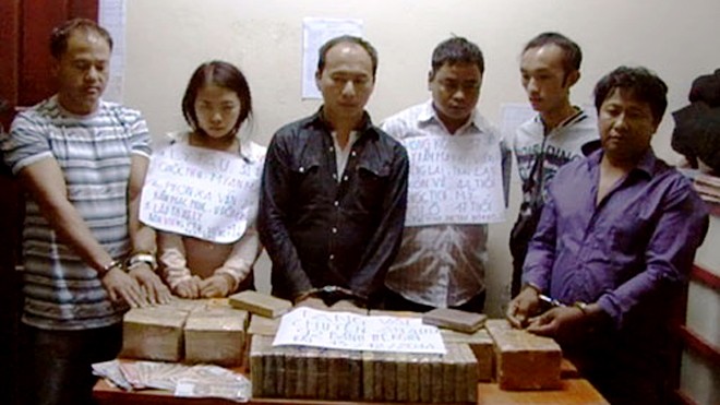 6 người bị bắt giữ cùng 92 bánh heroine. Ảnh: Bộ đội biên phòng Hà Tĩnh