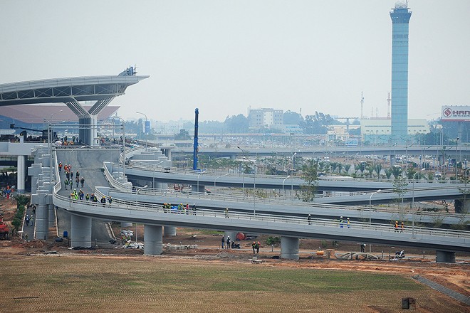 Sau 3 năm xây dựng, nhà ga T2 Nội Bài - ga hàng không lớn nhất Việt Nam có tổng vốn đầu tư 75,5 tỷ Yen sẽ khánh thành vào tuần tới. Được thiết kế theo hình cánh chim - biểu tượng của thiên nhiên, nhà ga tận dụng tối đa ánh sáng tự nhiên, tiết kiệm năng lư