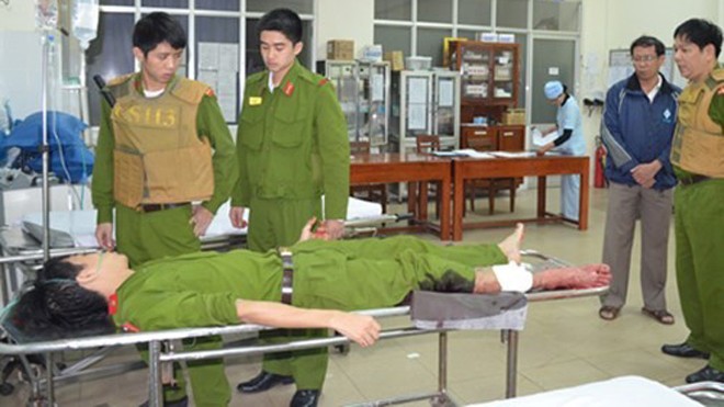 Chiến sĩ Nguyễn Công Đoan đã bị thương ở chân, được đưa đi cấp cứu tại bệnh viện đa khoa Quảng Ngãi