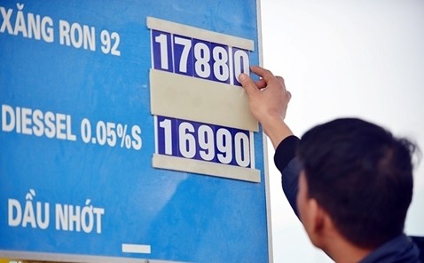 Giá xăng giảm lần thứ 13 trong năm 2014. Ảnh: Zing
